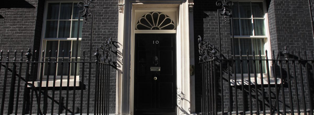 Двери темные металл